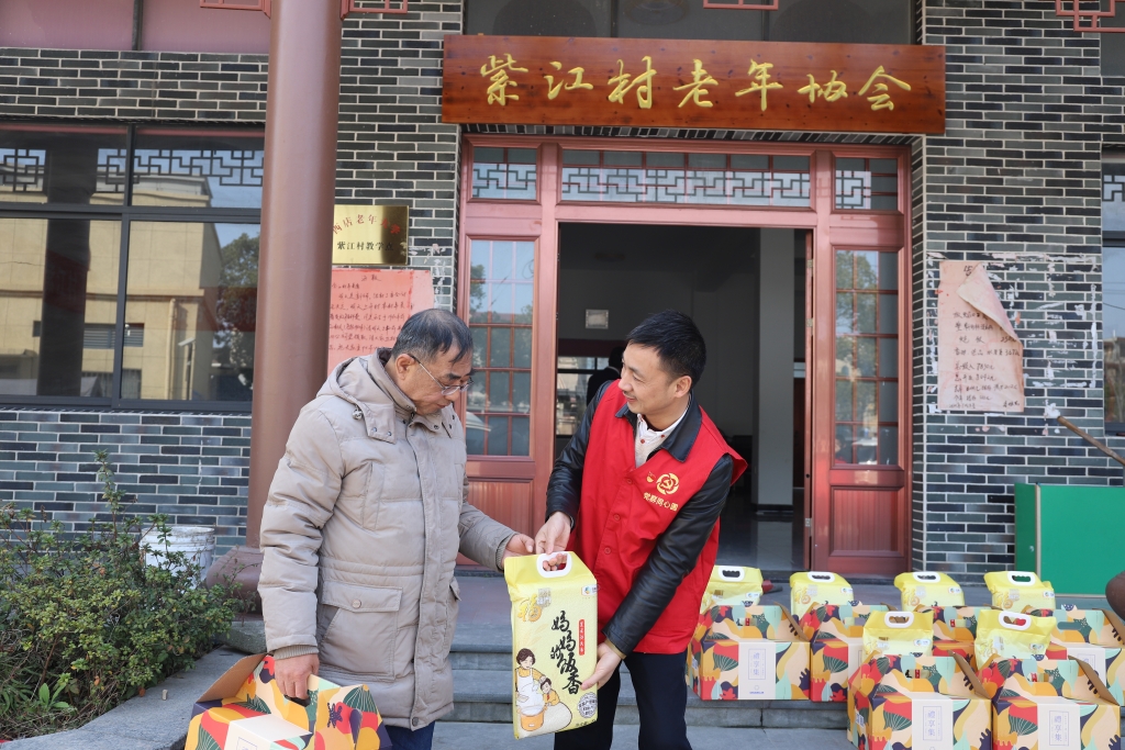 暖春意，敬老情-星空在线手机版(大中国区)多年坚持慰问孤寡老人