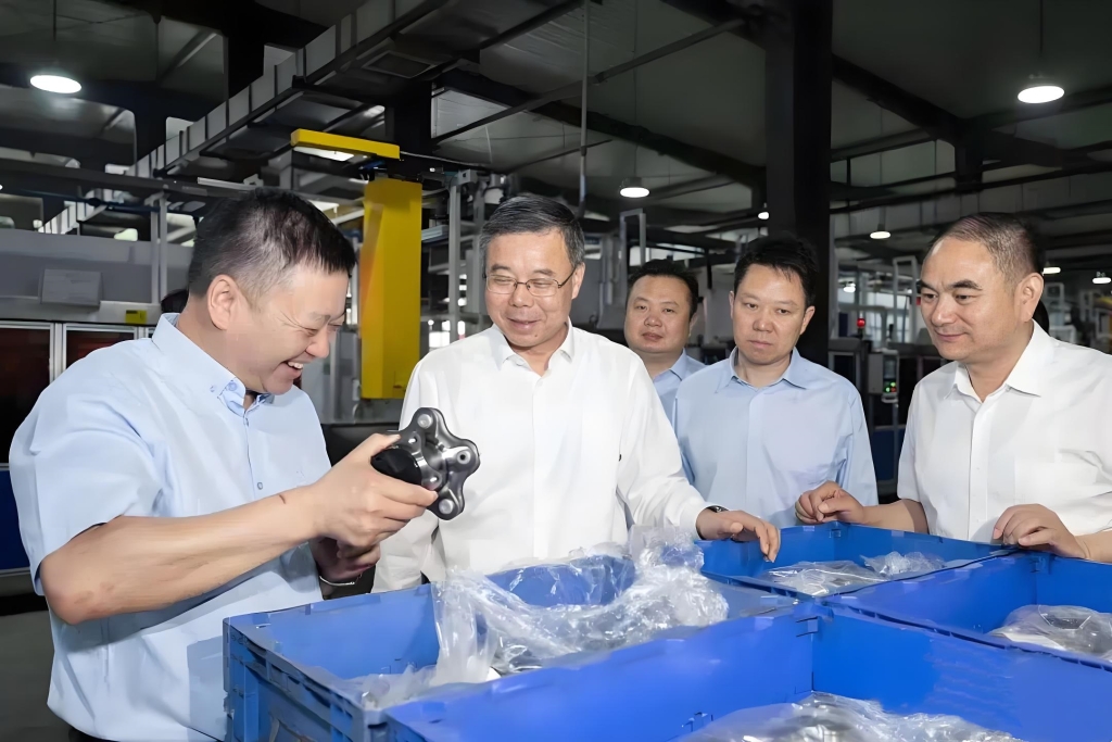 湖北省委常委、襄阳市委书记吴海涛莅临星空在线手机版(大中国区)调研